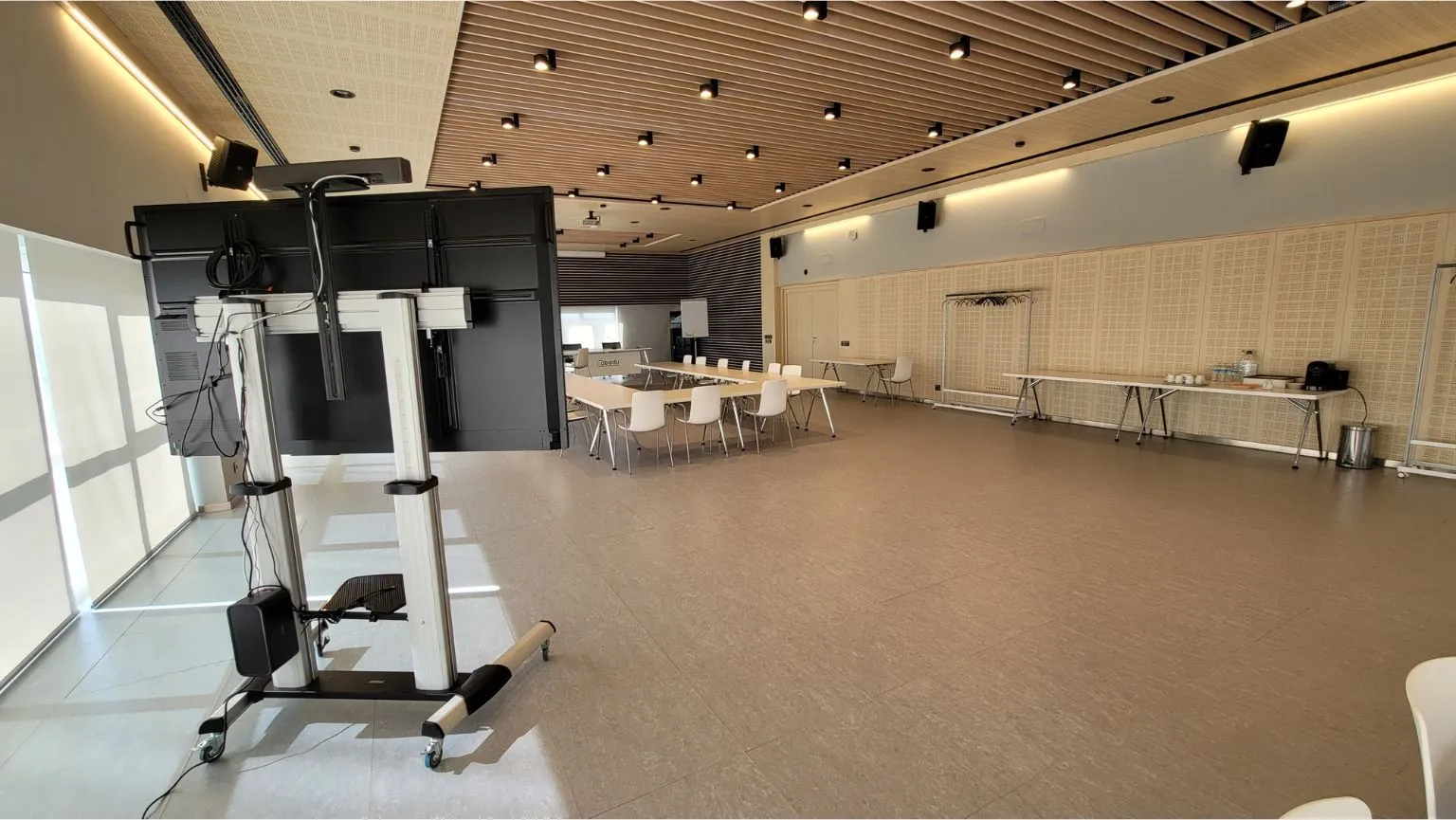 Cobadú - Pizarra videoconferencia sala reuniones detalle soporte