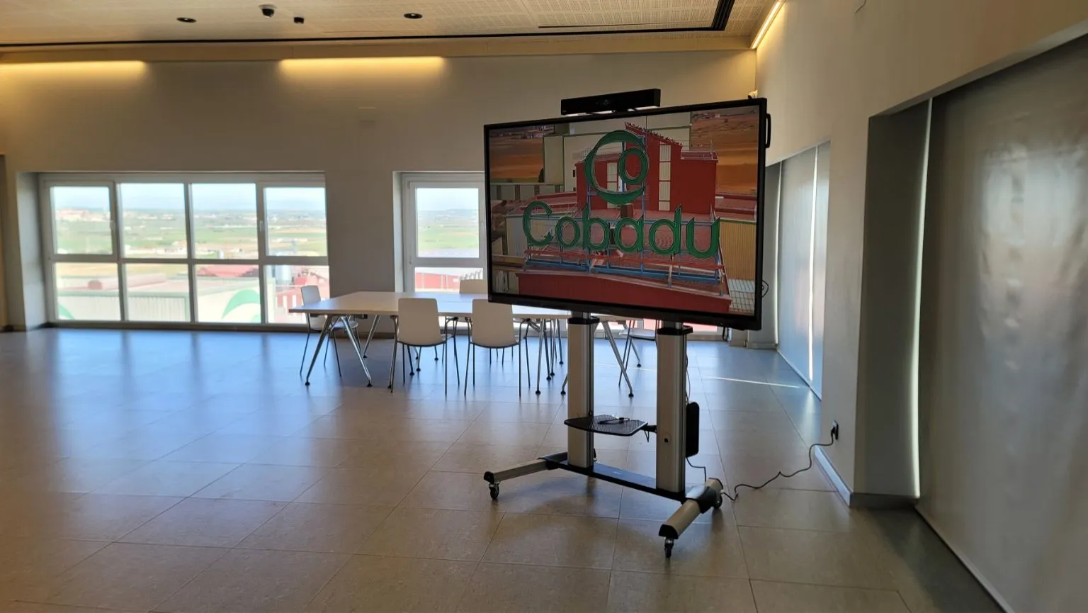 Cobadú - Pizarra videoconferencia sala reuniones vista frontal lateral derecho