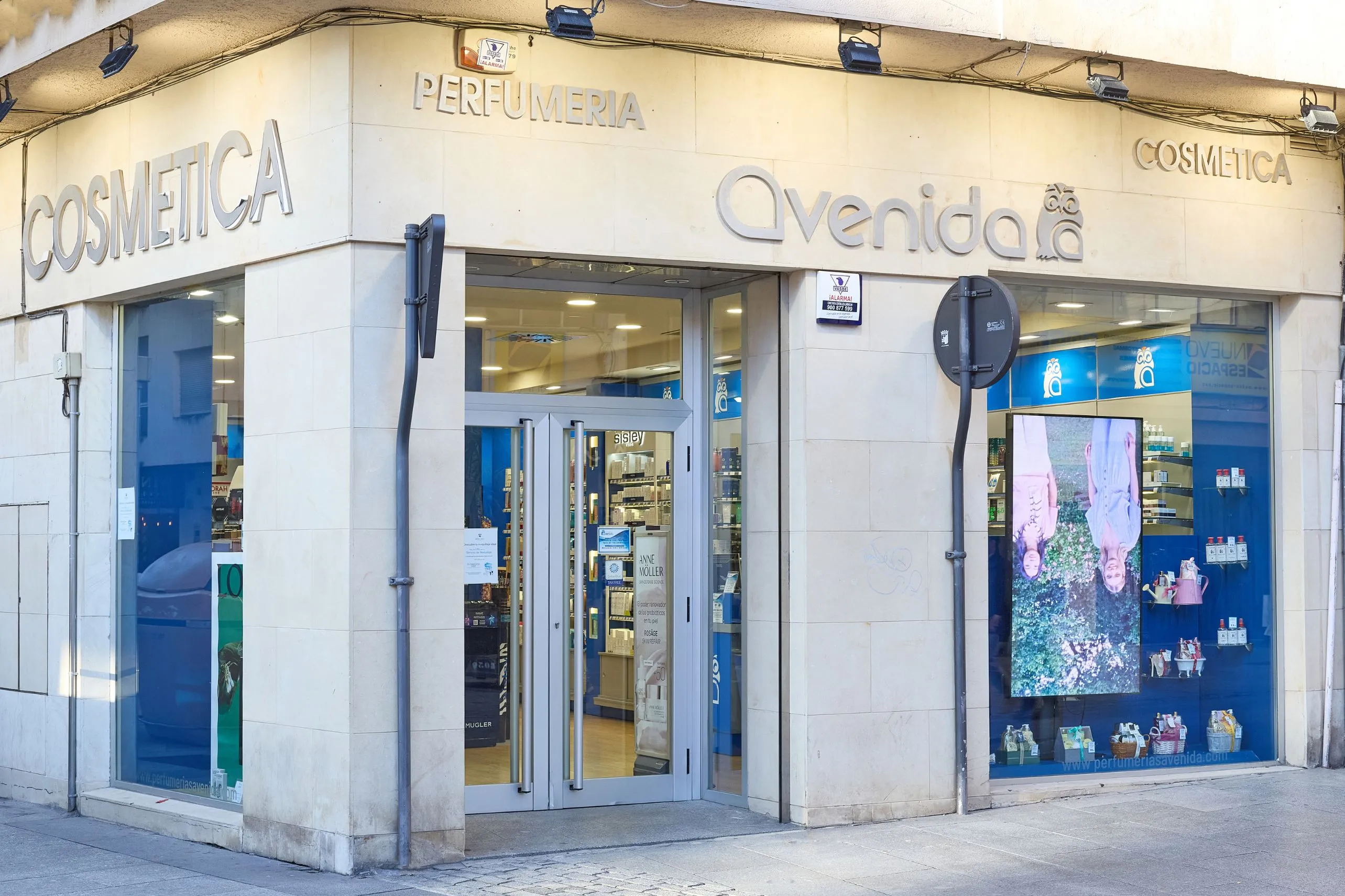Perfumerías Avenida - PANTALLAS%2012